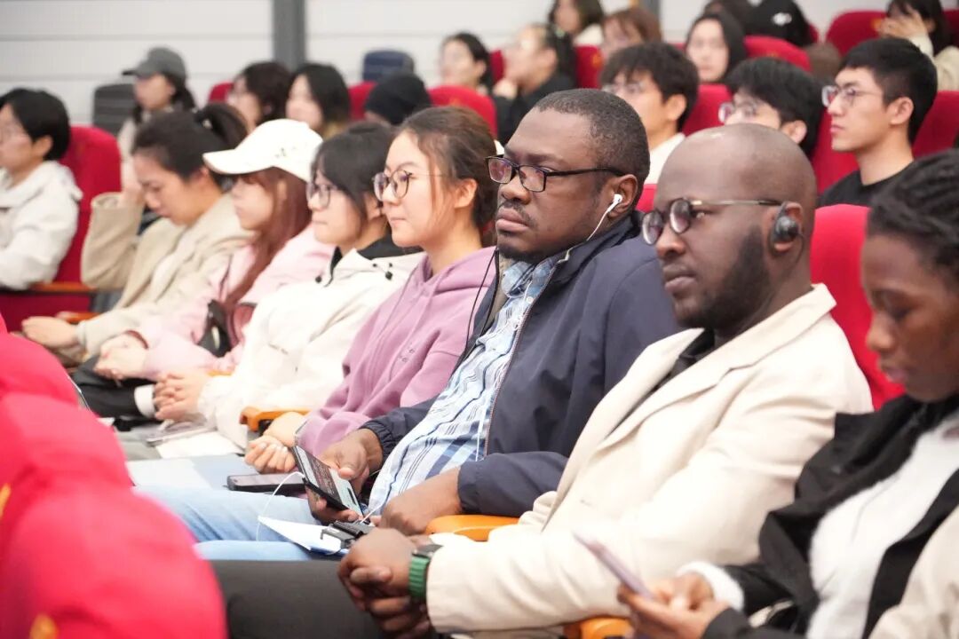 20251106 沙特审计院院长胡萨姆·阿兰卡里先另行通知生受聘南京审计大学荣誉教授仪式 (12).JPG