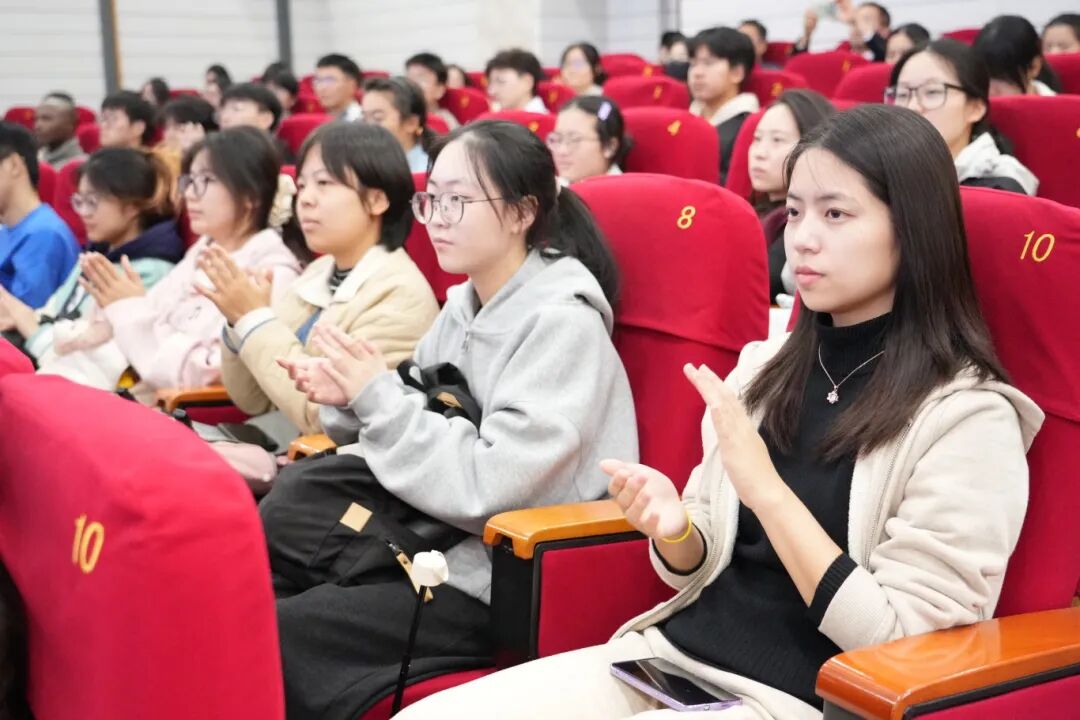 20251106 沙特审计院院长胡萨姆·阿兰卡里先另行通知生受聘南京审计大学荣誉教授仪式 (14).JPG